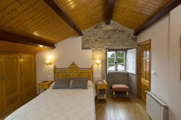 Habitación doble abuhardillada matrimonial y vistas